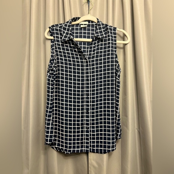 50% off w like Van Heusen Silky button up sleeveless Top Split Neck Flowy Med - Picture 1 of 6